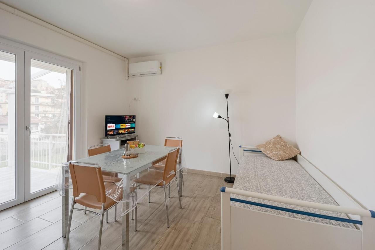 Il Gattino Di Porto - Apt 5 - Bilocale Terrazzo Piscina インペリア エクステリア 写真